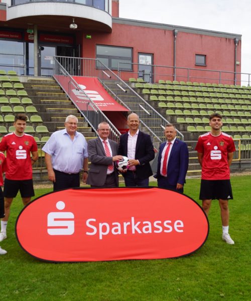Als Hauptsponsor in Tradition verbunden. Vertragsunterschrift beim 1. FC Lok Stendal.