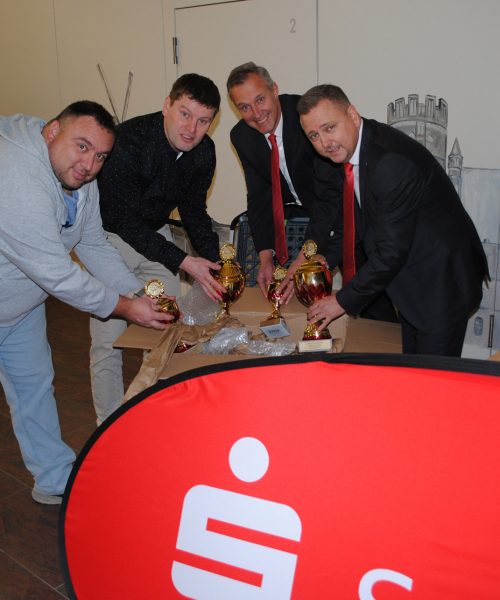 Pokale an den Kreisfachverband Fußball Altmark Ost für die Hallenkreismeisterschaften der Jugend übergeben.