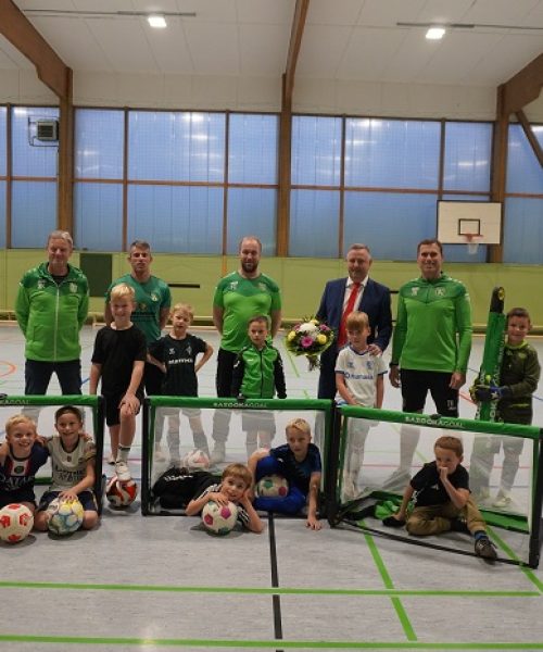 Verein(t) gewinnt. Fußballtore wurden eingeweiht, sodass die Spiele beginnen können.