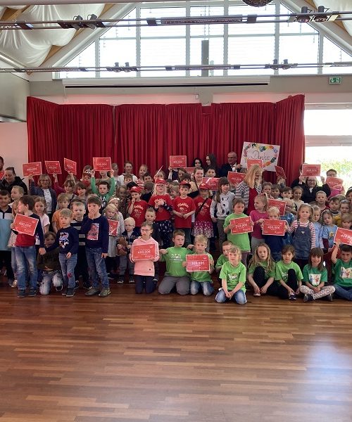 Strahlende Augen beim großen Spendentag für Kitas, Schulen und Einrichtungen.
