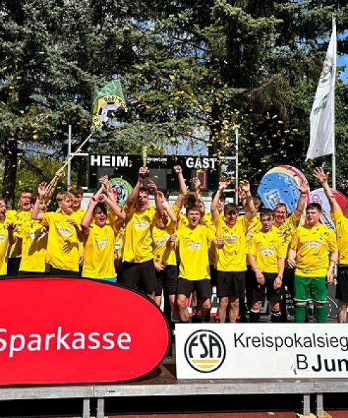 Jubelnde Sieger von Kreispokalendspielen der Jugend.