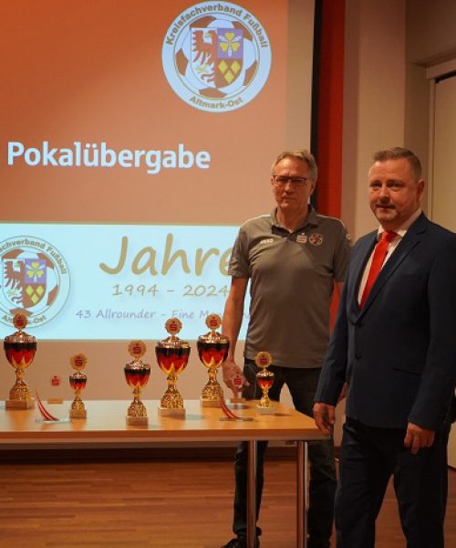 Die Pokalübergabe für die Hallenkreismeisterschaften im Nachwuchs.