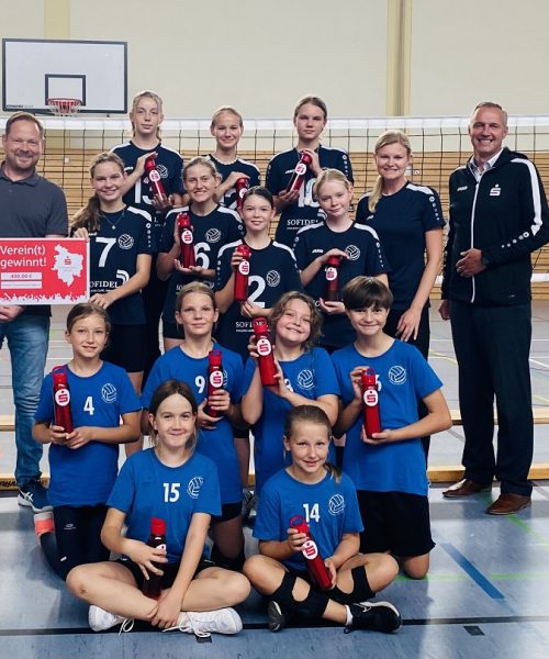 Neben dem Spendenscheck erhielt das Post Volleyball Team neue Trinkflaschen.