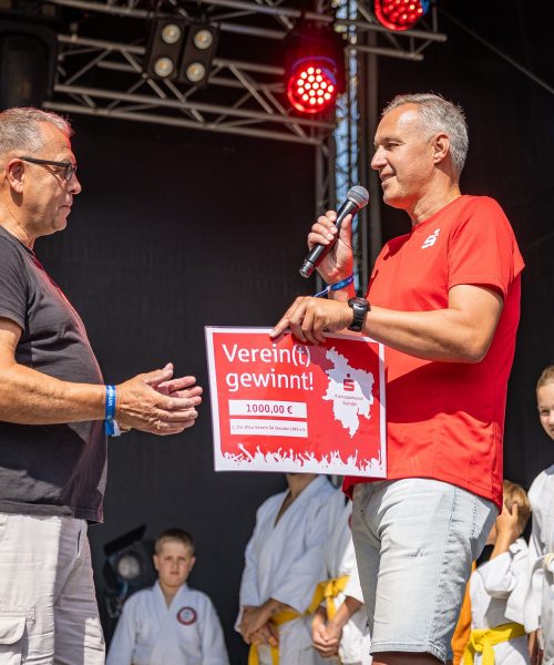 Die Scheckübergabe an den Jiu Jitsu Verein SA Stendal 1993 e.V. am Sachsen-Anhalt-Tag.
