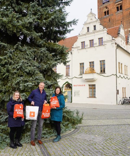 Unsere Wichtel haben Geschenke unter den Weihnachtsbaum der Hansestadt Stendal gelegt.